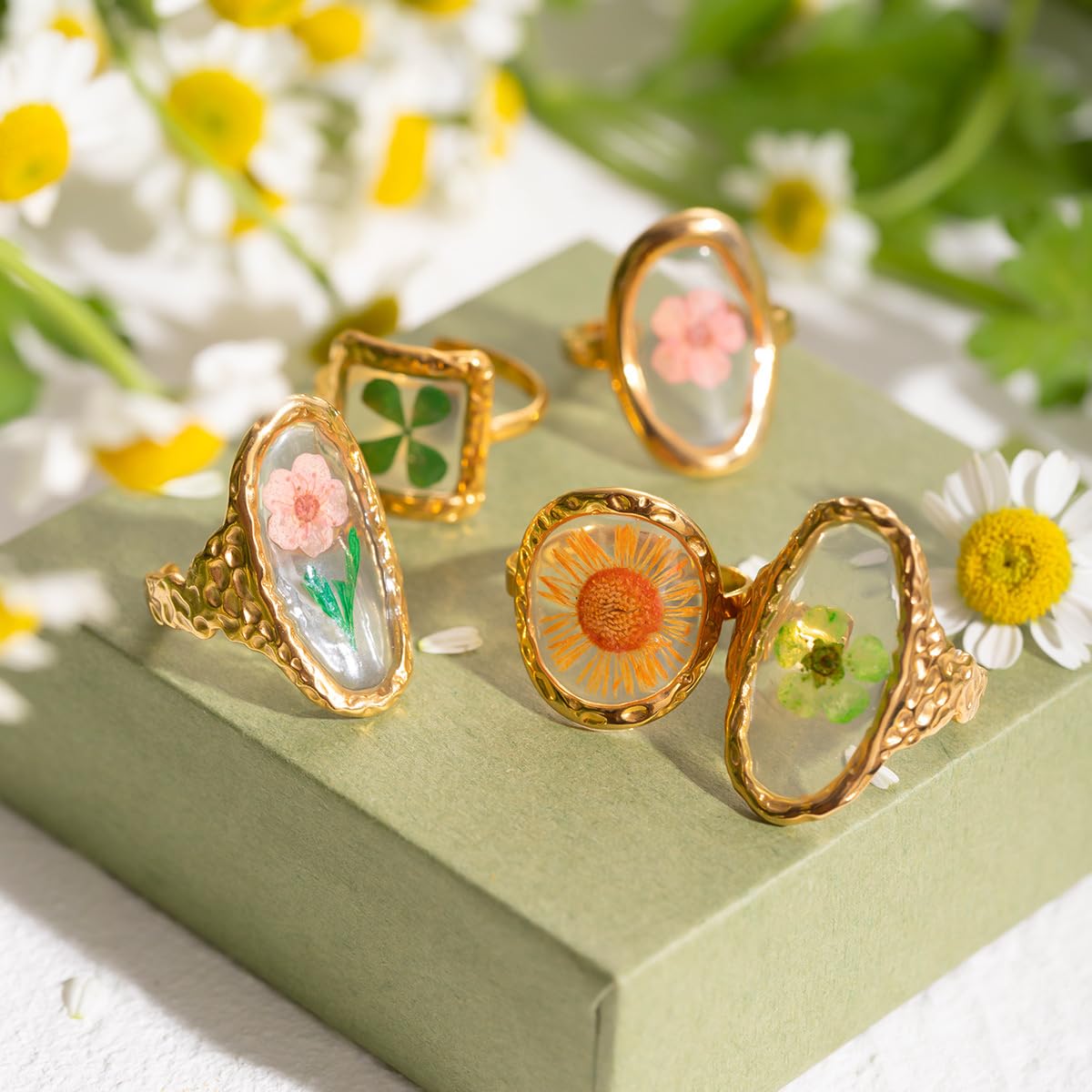 Handmade Dried Flower Statement Ring for Women Gold-Toned Stainless Steel Adjustable Pressed Blossom Forget-Me-Not Flowers Open Band Rings Wedding Holiday Jewelry